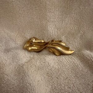 Vintage Elegant Gold-Toned Leaf clip on earrings